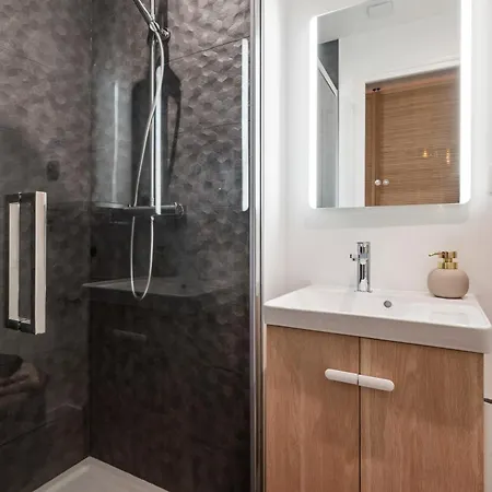 Moderne & Confortable, Au Coeur De - 476 *